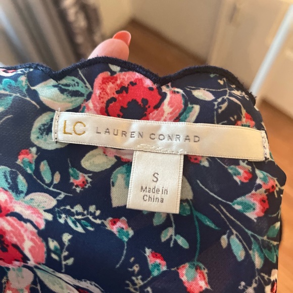 🌹💙Lauren Conrad navy blue floral blouse. Gently used. Size Small. 🌹💙 - Picture 2 of 4